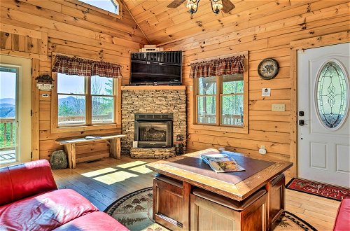 Foto 19 - Bryson City Cabin Rental w/ Mountain View, Hot Tub