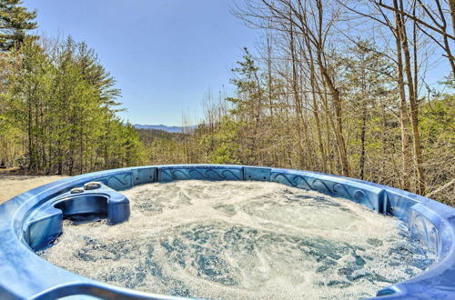 Foto 3 - Bryson City Cabin Rental w/ Mountain View, Hot Tub