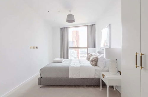 Photo 2 - Luxurious 2BD Flat by the River Near Vauxhall