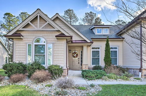 Foto 7 - Stylish Home + Screened Porch, 6 Mi to Beach