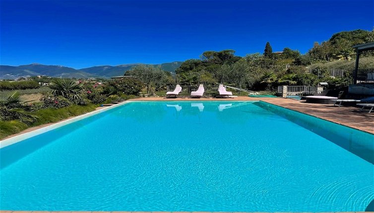 Photo 1 - Fabulous Spoleto-poolside-sleeps-20pool, Jacuzzi, Gardens