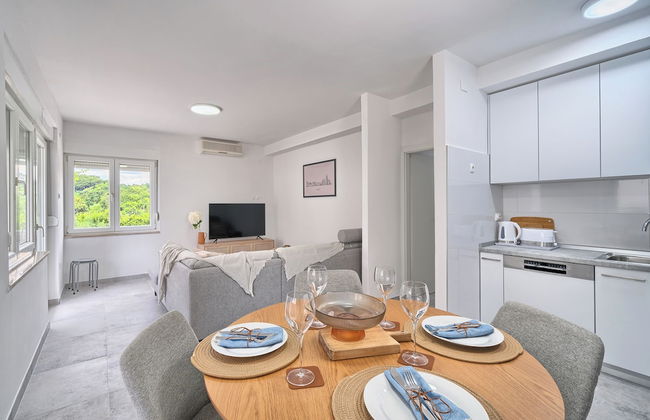 A1-luxury apt w big Balcony, 4 min Walk to Beach - Photo 21