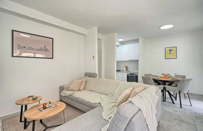 A1-luxury apt w big Balcony, 4 min Walk to Beach - Photo 9