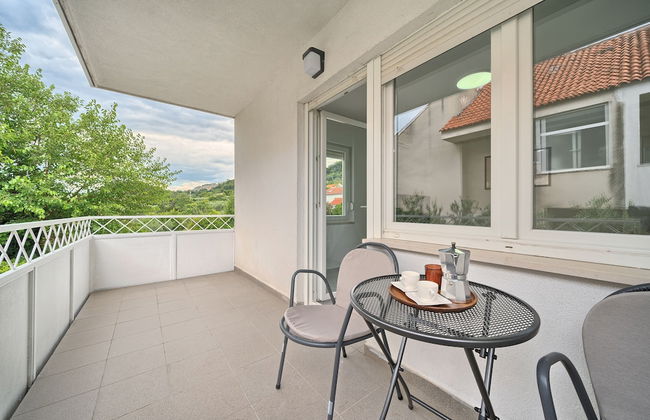 A1-luxury apt w big Balcony, 4 min Walk to Beach - Photo 1