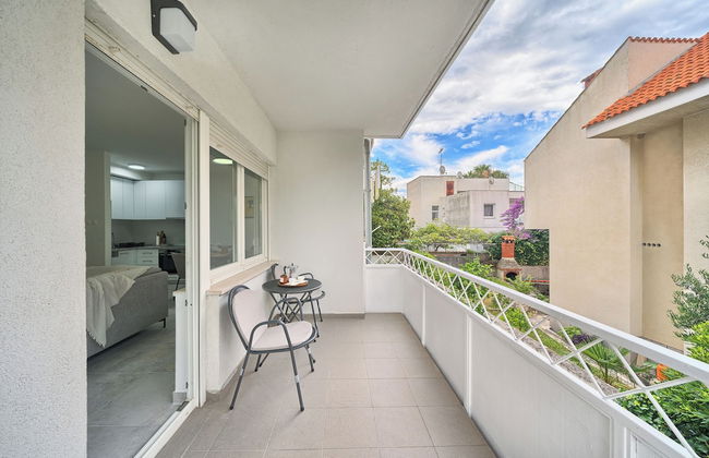 A1-luxury apt w big Balcony, 4 min Walk to Beach - Photo 26