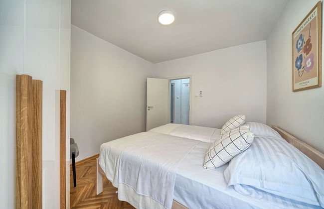 A1-luxury apt w big Balcony, 4 min Walk to Beach - Photo 4