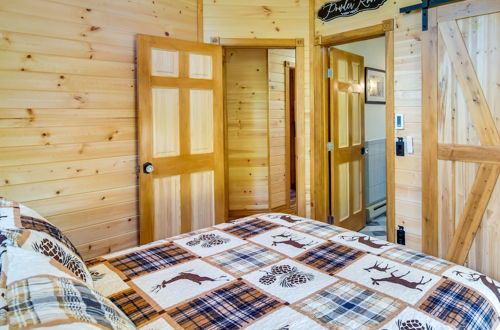 Foto 10 - Conifer Log Cabin Rental w/ Private Hot Tub & Pond