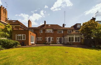 Photo 1 - The Richmond Park Hideaway - Cozy 5BDR House With Garden + Rooftop Terrace