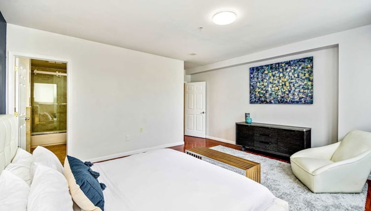 Photo 1 - Be My Guest, Gorgeous 2BD Next to Reading Terminal