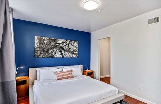 Photo 3 - Retreat in a Stylish 2B Apartment