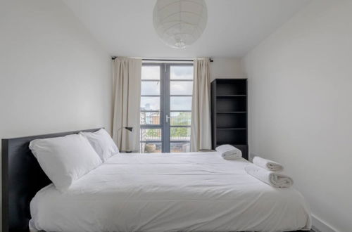 Photo 4 - Serene 1BD Canal-side Flat w/ Terrace - Haggerston