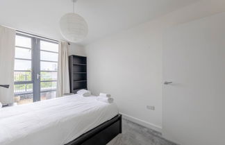 Photo 2 - Serene 1BD Canal-side Flat w/ Terrace - Haggerston