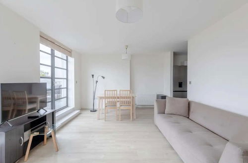 Photo 10 - Serene 1BD Canal-side Flat w/ Terrace - Haggerston