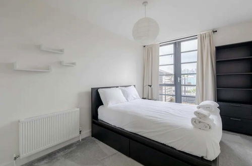 Foto 5 - Serene 1BD Canal-side Flat w/ Terrace - Haggerston