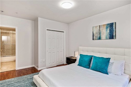Photo 1 - Cozy and Stylish 2BD Apt With Great Location