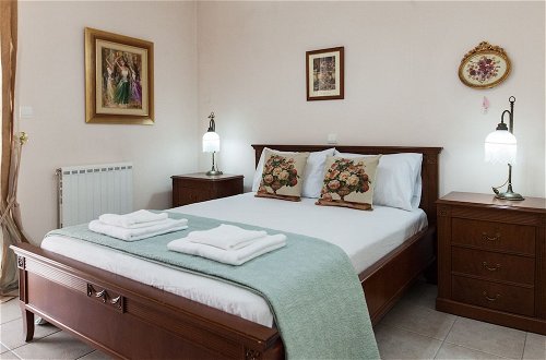 Foto 3 - Deluxe 2 Bedroom apt in Petroupoli