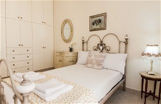 Photo 2 - Deluxe 2 Bedroom apt in Petroupoli