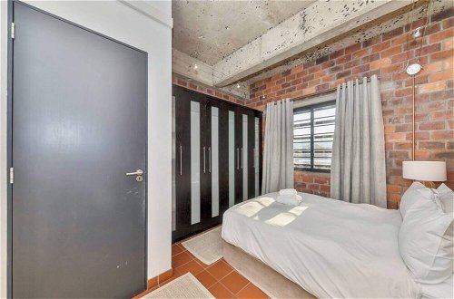 Photo 1 - Modern Industrial 1BD Apartment - Cape Town
