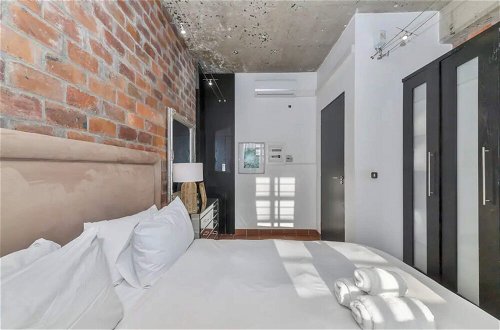 Photo 3 - Modern Industrial 1BD Apartment - Cape Town