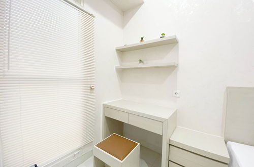 Photo 8 - Minimalist And Homey Studio Room At Amartha View Apartment