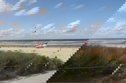 Foto 38 - Luxury Holiday Home with Hot Tub at Dutch Coast