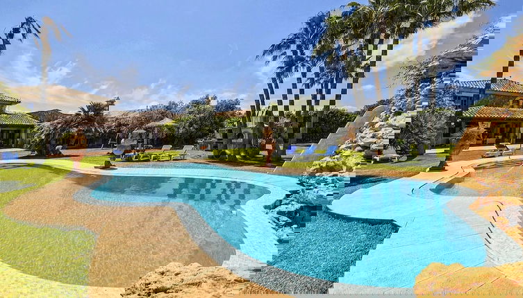 Foto 1 - Luxurious Villa Perfect for Large Families, Near the Beach