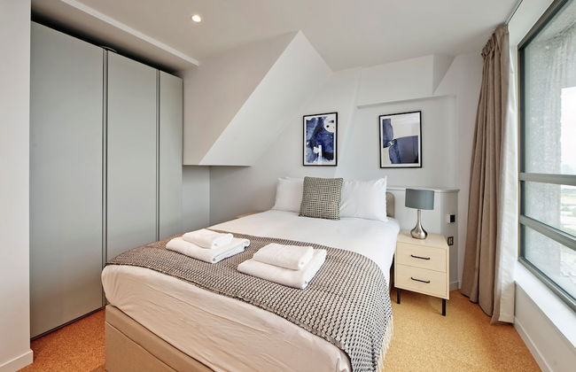 Sensational Two-bedroom Apartment in East London - Photo 8