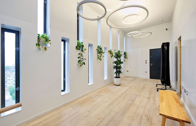 Sensational Two-bedroom Apartment in East London - Photo 37