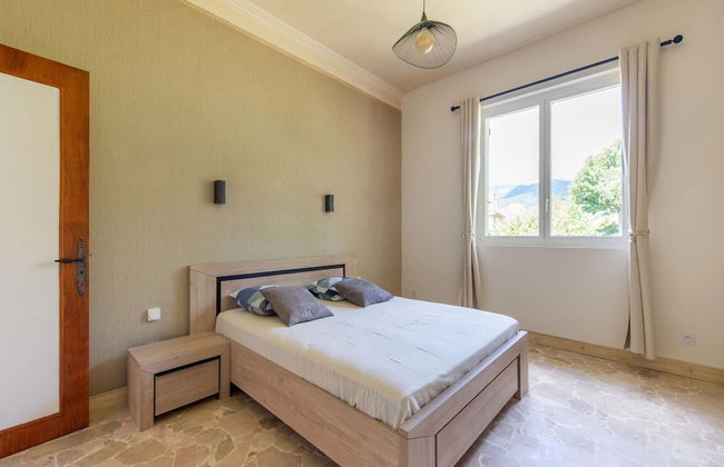 Holiday Home in Saint-julien-du-verdon With Garden - Foto 1