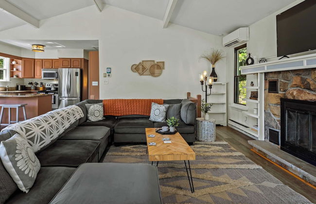 Lake It Right by Avantstay Lakefront w/ Dock, Hot Tub, Fire Pit & Game Room - Photo 12