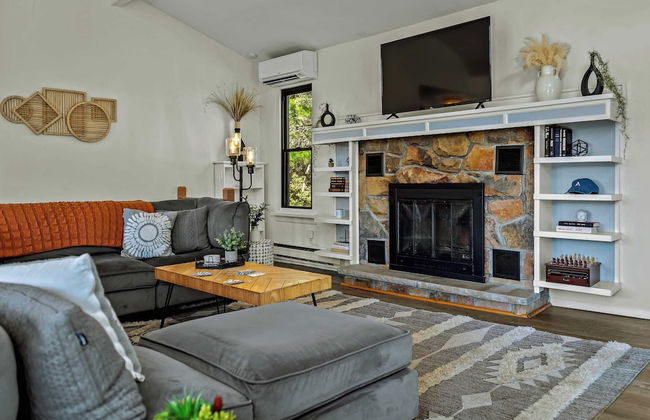 Lake It Right by Avantstay Lakefront w/ Dock, Hot Tub, Fire Pit & Game Room - Photo 4