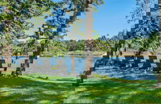 Foto 1 - Lake It Right by Avantstay Lakefront w/ Dock, Hot Tub, Fire Pit & Game Room
