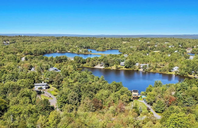 Lake It Right by Avantstay Lakefront w/ Dock, Hot Tub, Fire Pit & Game Room - Photo 36