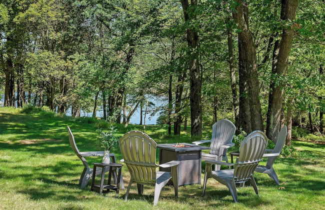 Lake It Right by Avantstay Lakefront w/ Dock, Hot Tub, Fire Pit & Game Room - Photo 31