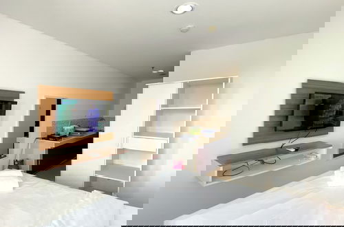 Foto 5 - Modern Look And Homey Studio At Enviro Apartment