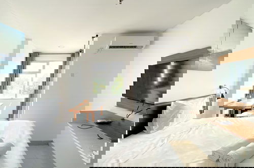 Foto 3 - Modern Look And Homey Studio At Enviro Apartment