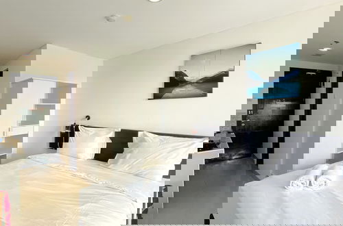 Foto 4 - Modern Look And Homey Studio At Enviro Apartment