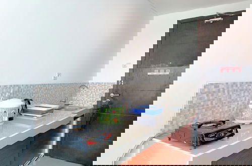 Foto 6 - Modern Look And Homey Studio At Enviro Apartment
