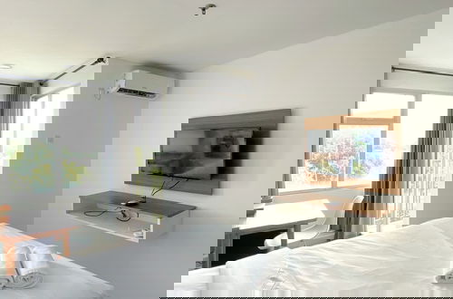 Foto 2 - Modern Look And Homey Studio At Enviro Apartment