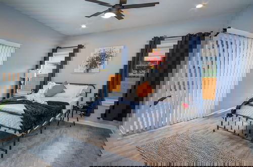 Foto 4 - Trendy Historical Home Near Downtown Attractions