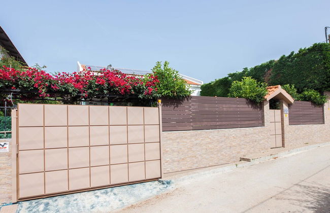 Deluxe 3 Bd House near Lagonisi w Garden - Photo 54