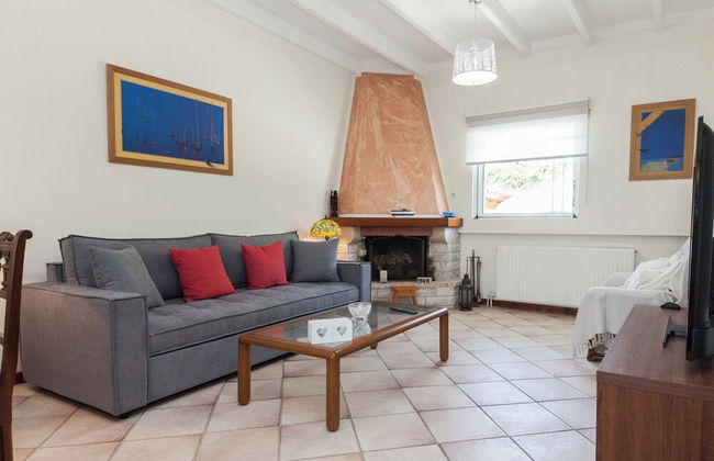Deluxe 3 Bd House near Lagonisi w Garden - Photo 28