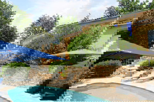 Foto 16 - Holiday Home With Large Garden and Pool