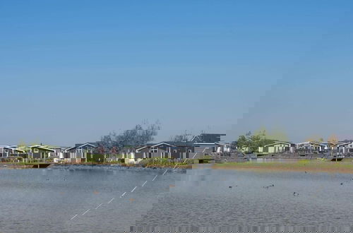 Foto 31 - Modern Chalet on the Water at a Holiday Park