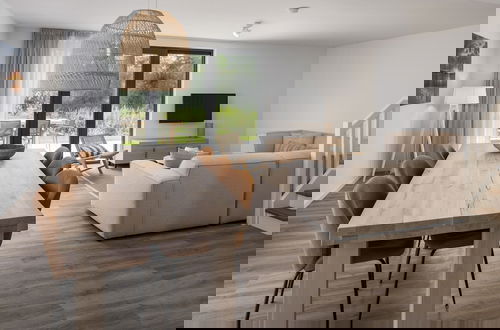 Foto 5 - Luxury Villa With Wine Climate Cabinet