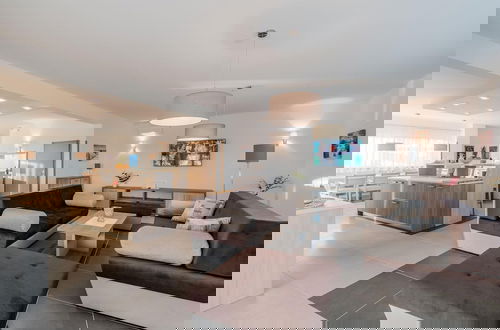 Foto 8 - Modern and Spacious Home With Swimming Pool