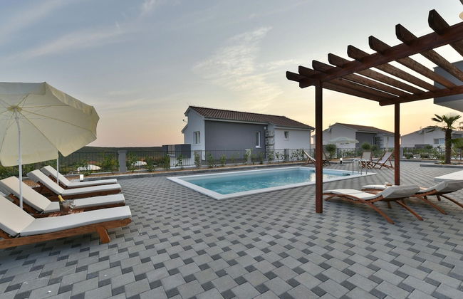 Modern and Spacious Home With Swimming Pool - Foto 27