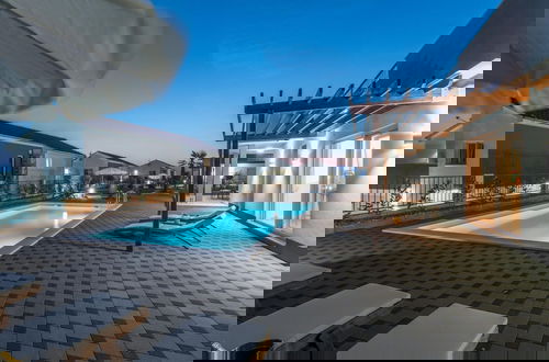 Foto 20 - Modern and Spacious Home With Swimming Pool