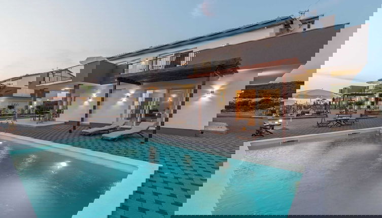 Foto 1 - Modern and Spacious Home With Swimming Pool
