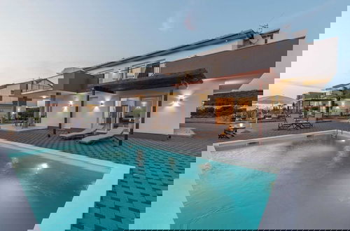 Foto 1 - Modern and Spacious Home With Swimming Pool